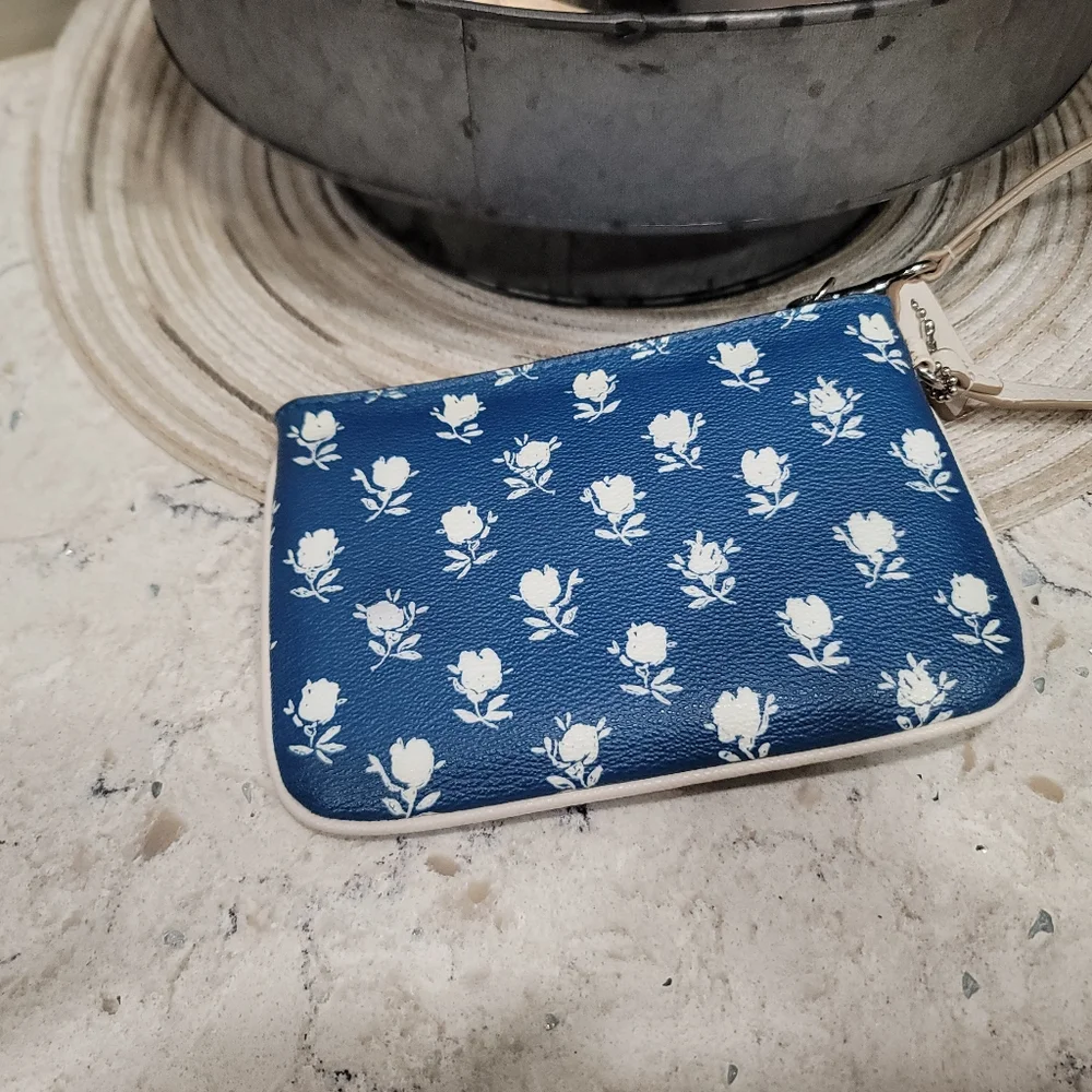 Coach wristlet - Picture 2 of 3